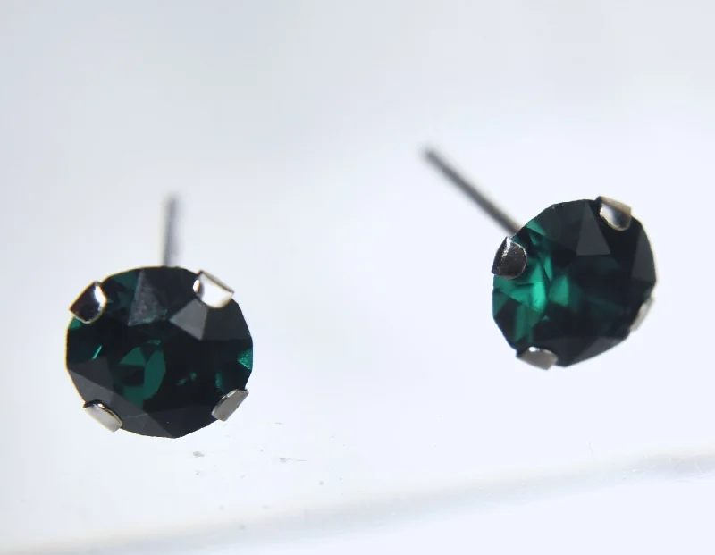 10k White Gold Dark Green Crystal Stud Earrings